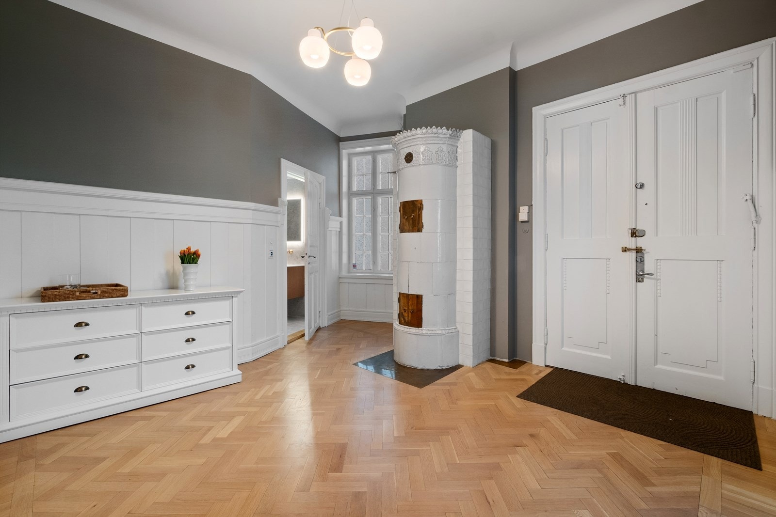 Inngangspartiet har en klassisk og elegant stil med en flott kakkelovn som et karakteristisk element. Galleribilde