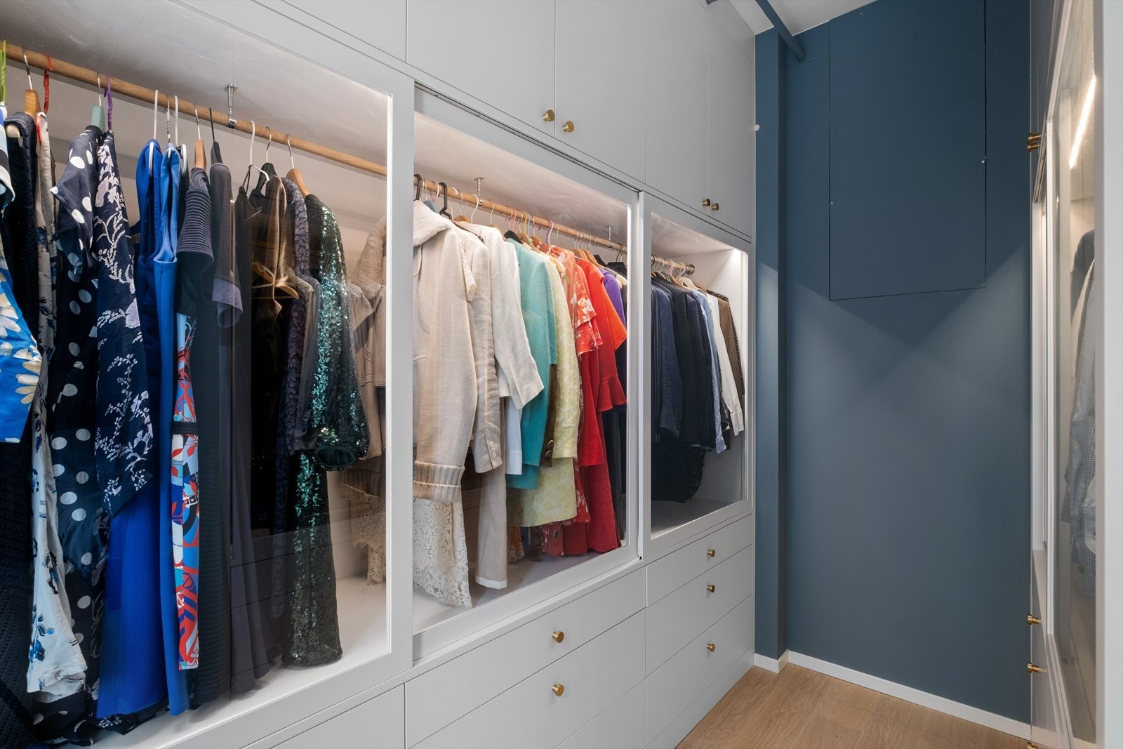 Meget praktisk walk-in garderobe med rikelig av plass for klær og annet tilbehør. Galleribilde