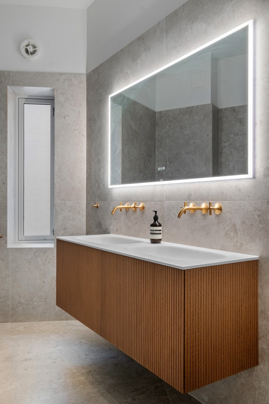 Den innfelte belysningen i speilet og dusjveggen forsterker den minimalistiske estetikken. Galleribilde