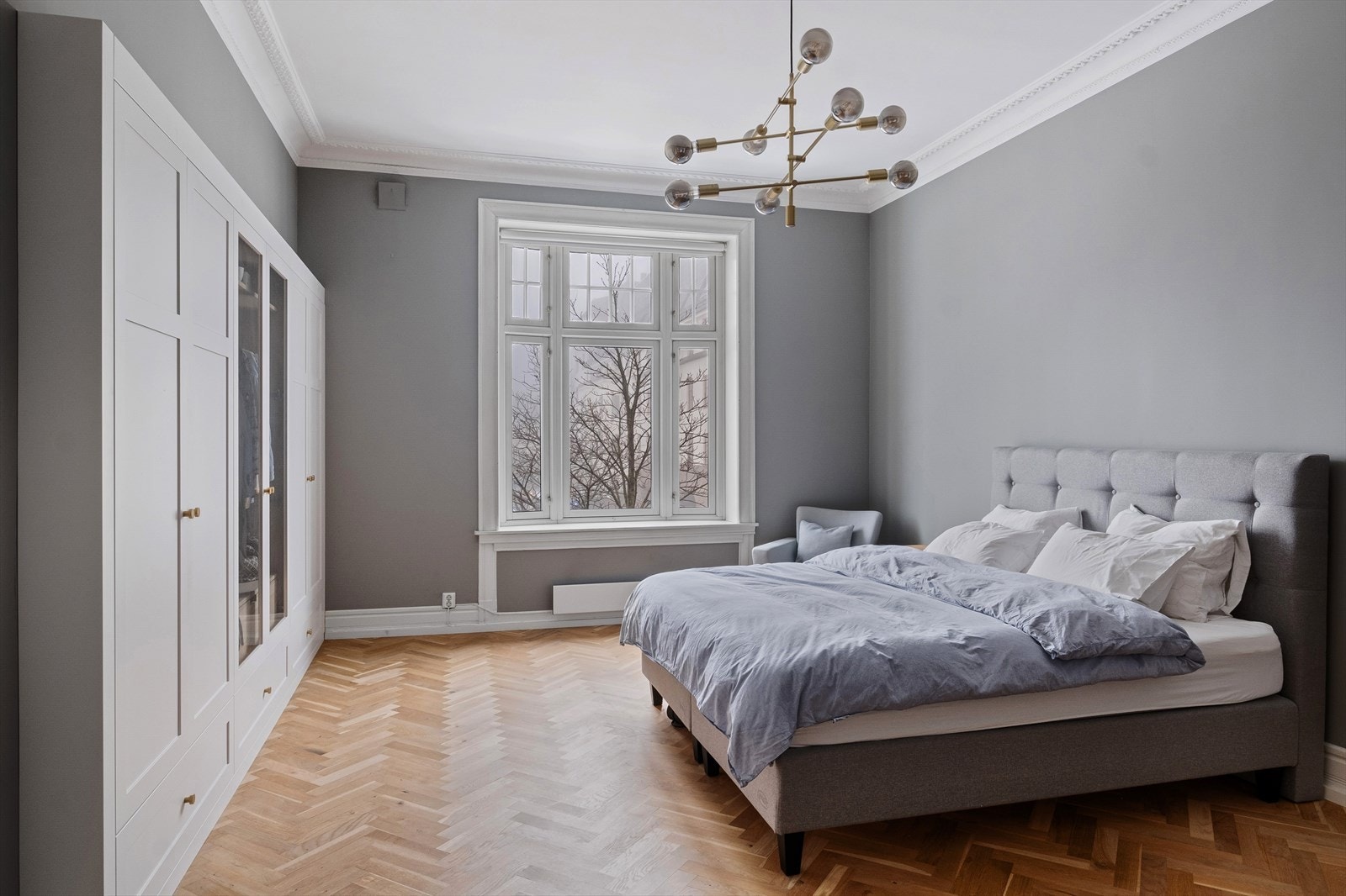 Soverom to er av god størrelse og har skreddsersydde skap fra Villasnekkeriet. Galleribilde