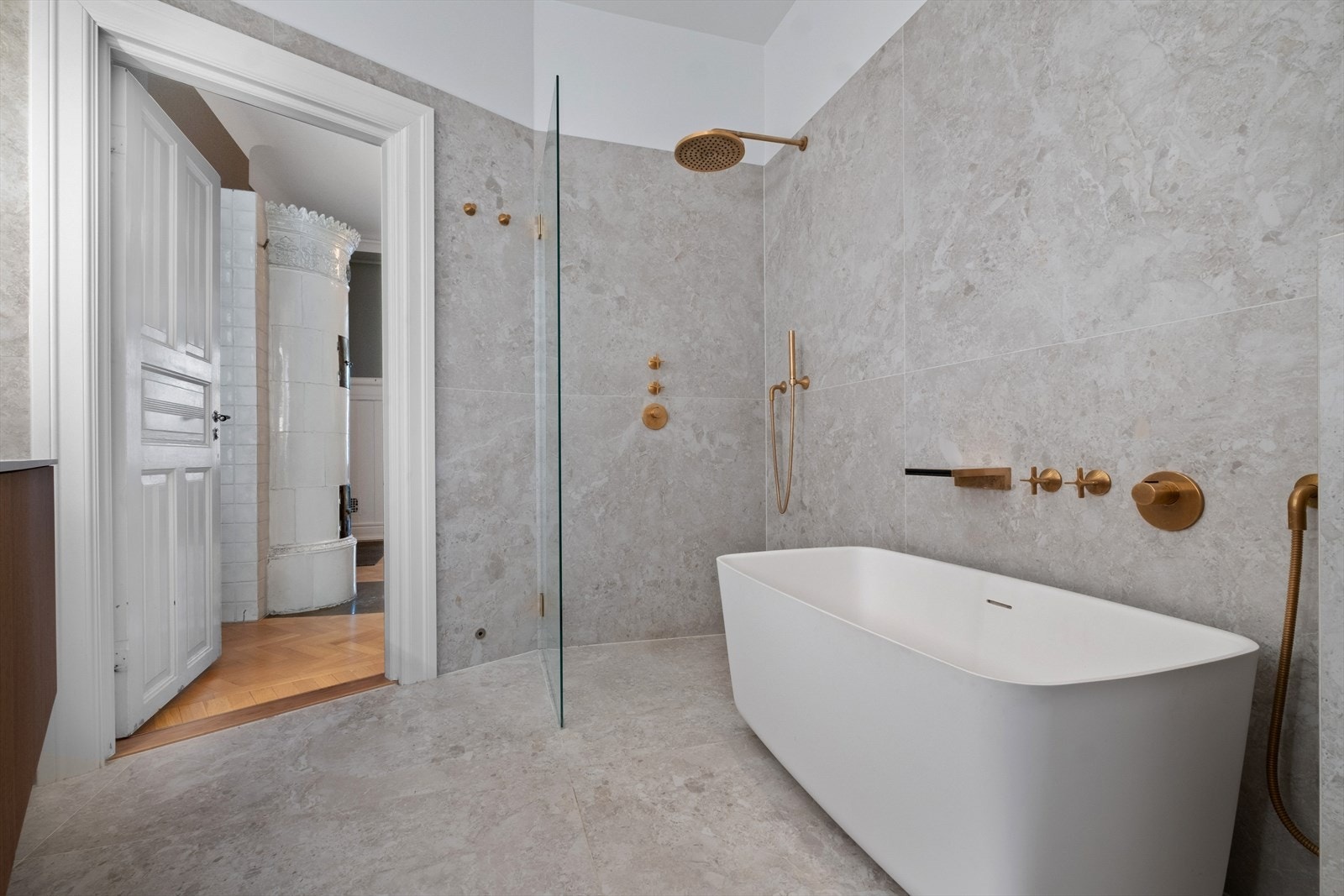 Messing armaturene fra Dornbracht tilfører en elegant kontrast til de lyse overflatene. Galleribilde