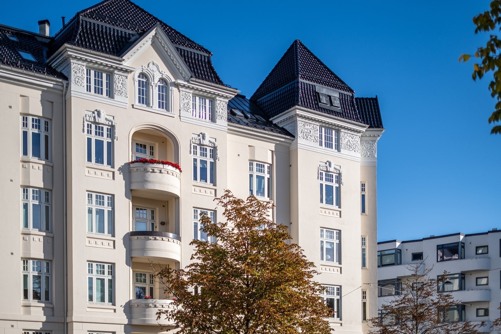 Dette er en stor, stilfull og klassisk leilighet i vakker Frognergård. Galleribilde