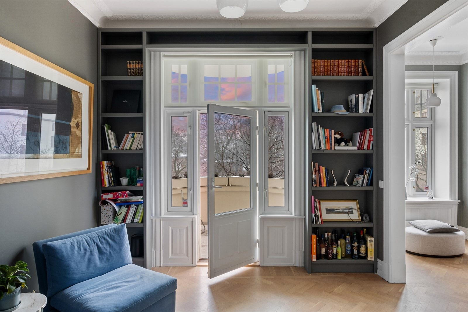 Fra stuen har du tilgang til en nydelig balkong - en perfekt forlengelse av rommet. Her har du gode solforhold. Galleribilde