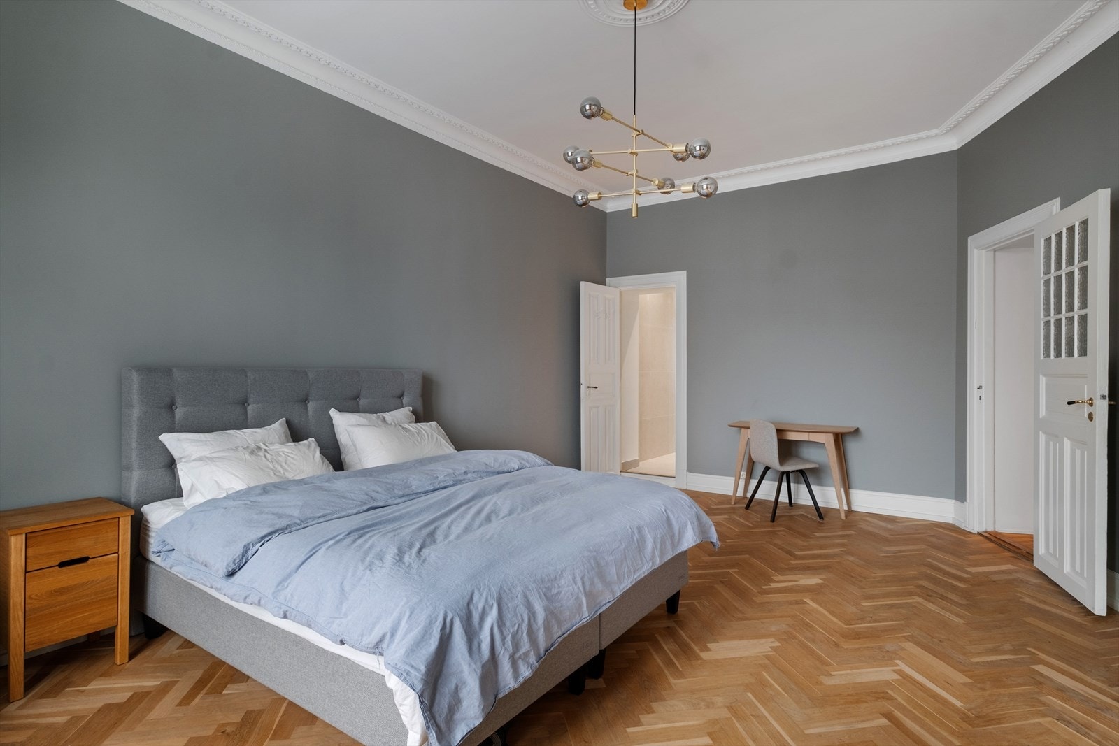 Soverommet har inngang til eget praktisk baderom. Galleribilde