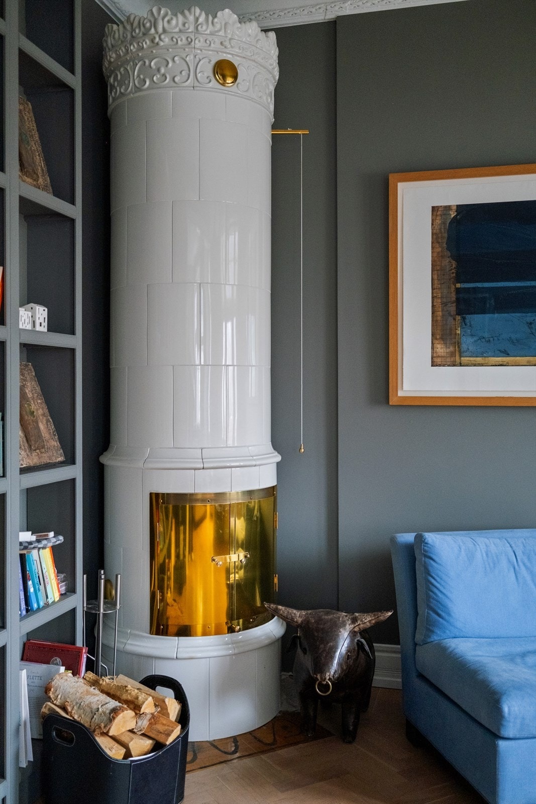 Ny og vakker kakkelovn som skaper en varm og innbydende atmosfære. Galleribilde