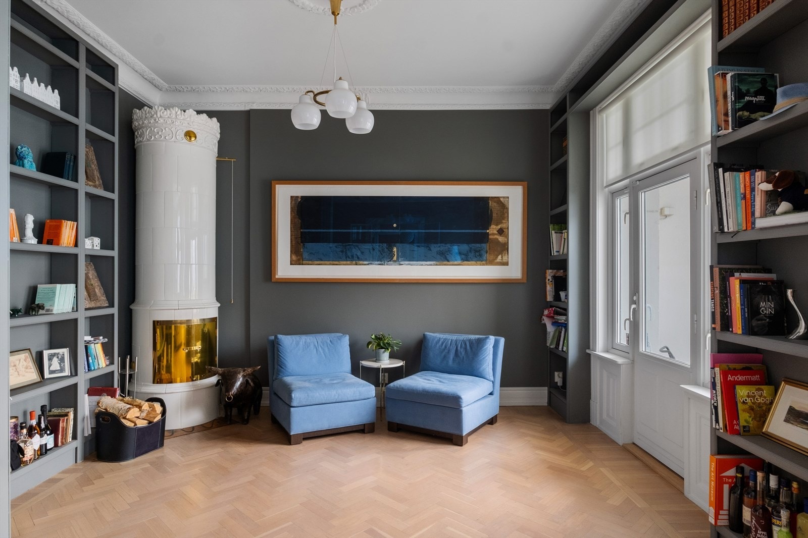 Romslig biblioteket/peisstue med spesialtilpassede bokhyller og en flott kakkelovn som varmer godt. Galleribilde