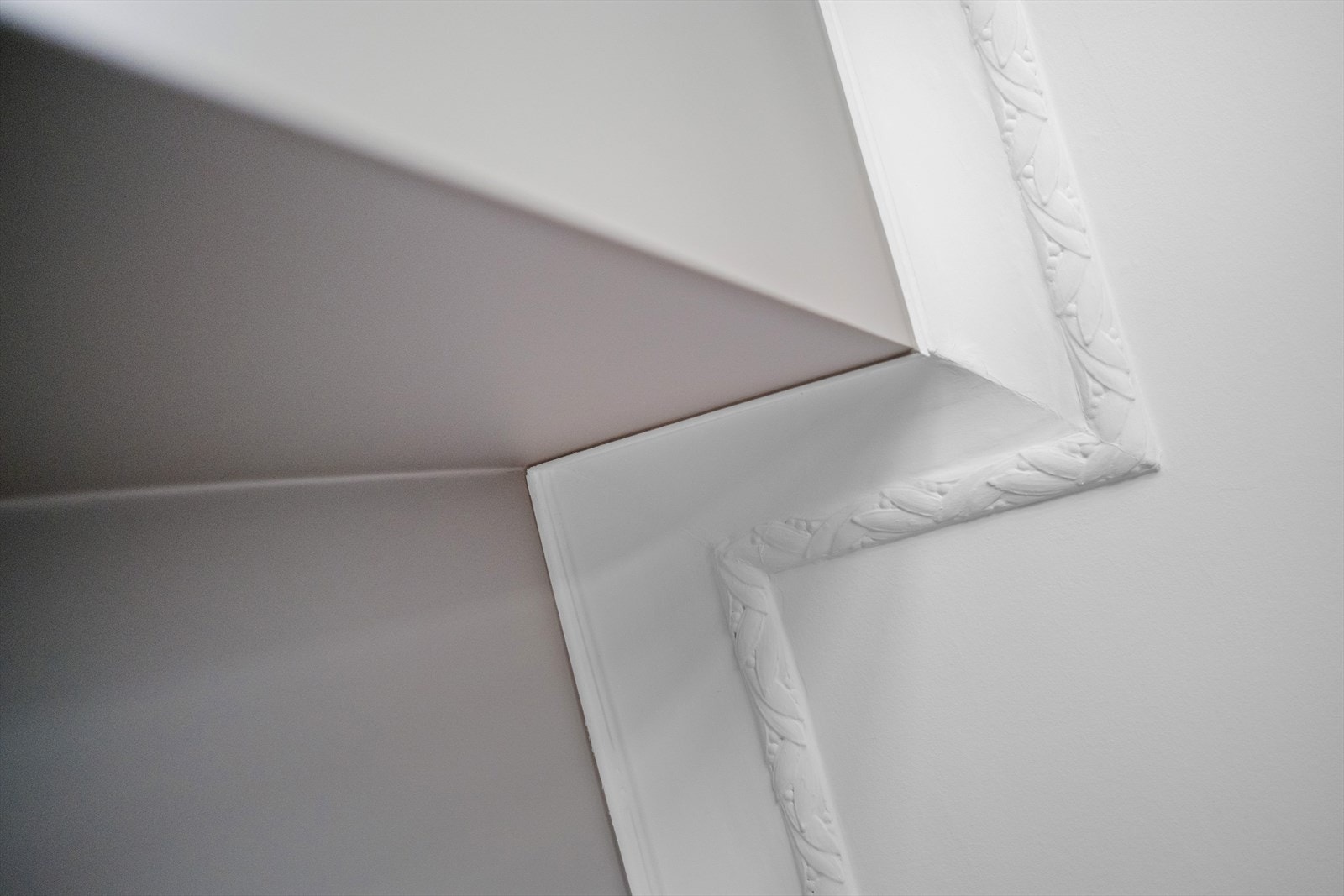 Klassiske detaljer som stukkatur og rosetter. Galleribilde