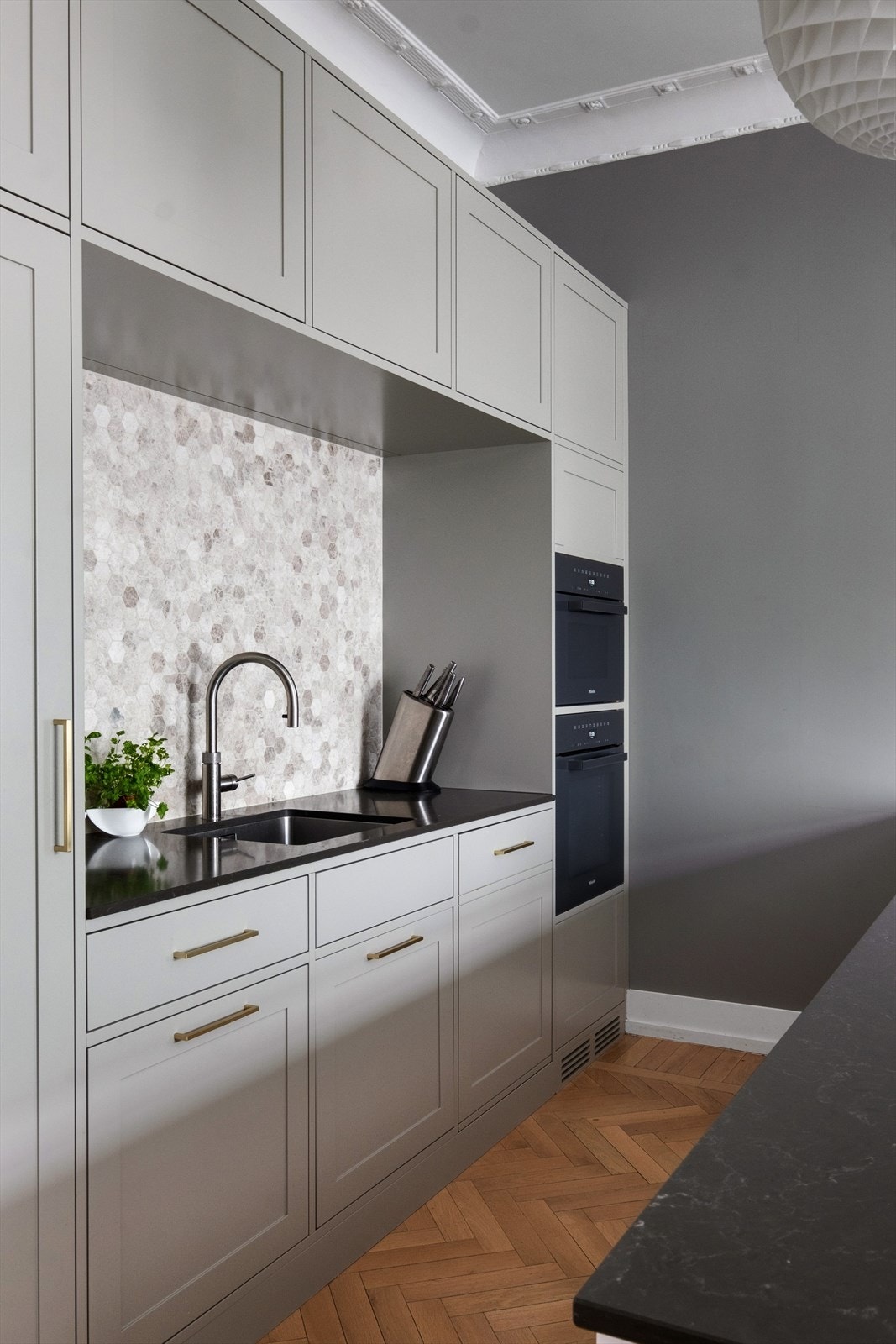 Planlimt koketopp m/kullfilterventilator i kjøkkenøy og underlimt vaskekum. Integrert vinskap i kjøkkenøy, samt integrert stekeovn + kombinert damp/micro. Oppvaskmaskin, stort kjøleskap og fryser i kjøkkentøy på motsatt side av vinskapet, og quooker. Galleribilde