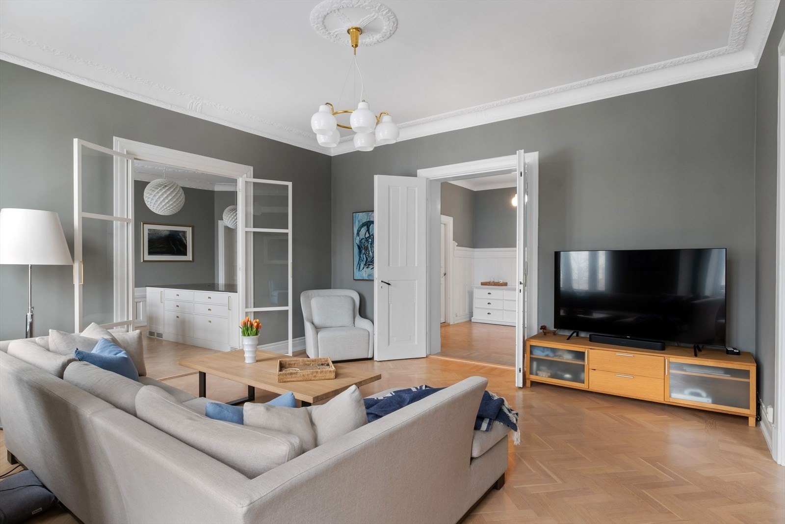 Flere store rom som gir rikelig med lys og luftig romfølelse. Galleribilde