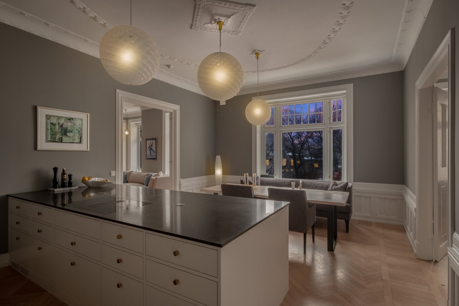 Dette er en stor, stilfull og klassisk leilighet i vakker Frognergård. Galleribilde