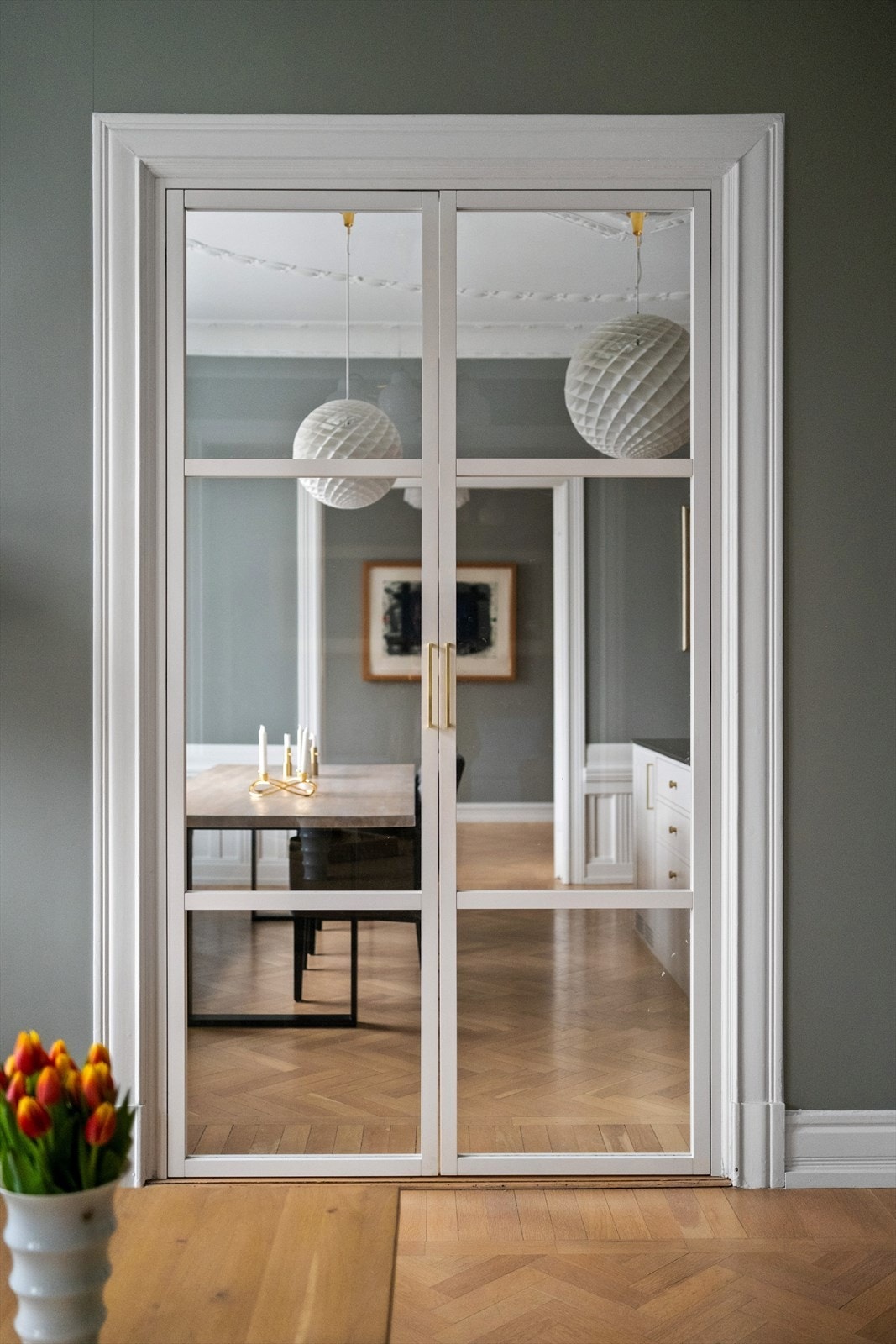 Skreddersydd isolert glassdører mellom kjøkken og stue fra VillaSnekkeriet. Galleribilde