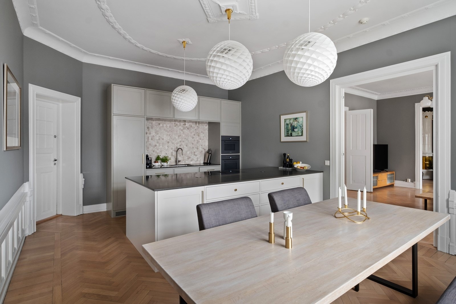 Kjøkkenet har en fin kombinasjon av skap- og benkeplass for både oppbevaring og matlaging, samt en flott benkeplate i stein. Galleribilde