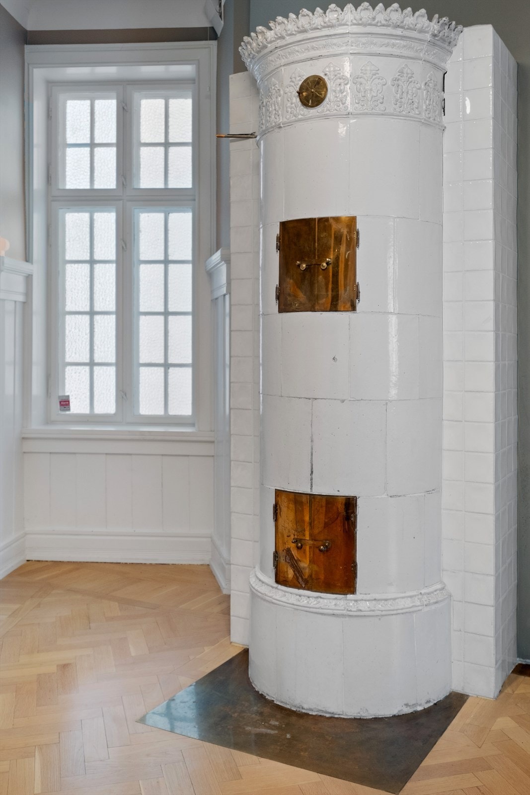 Kakkelovnen i entreén gir et herskapelig førsteinntrykk og lun varme om vinteren. Galleribilde