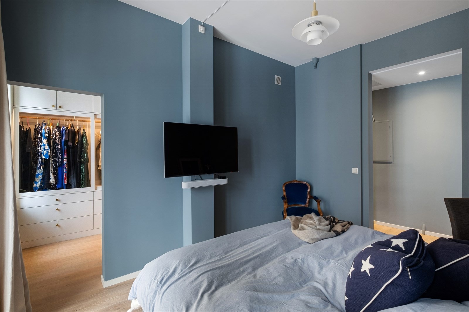 Soverommet er malt i tidsriktige farger som gir en lun atmosfære. Det er lagt nytt gulv i hele rommet, samt mellomgang. Galleribilde