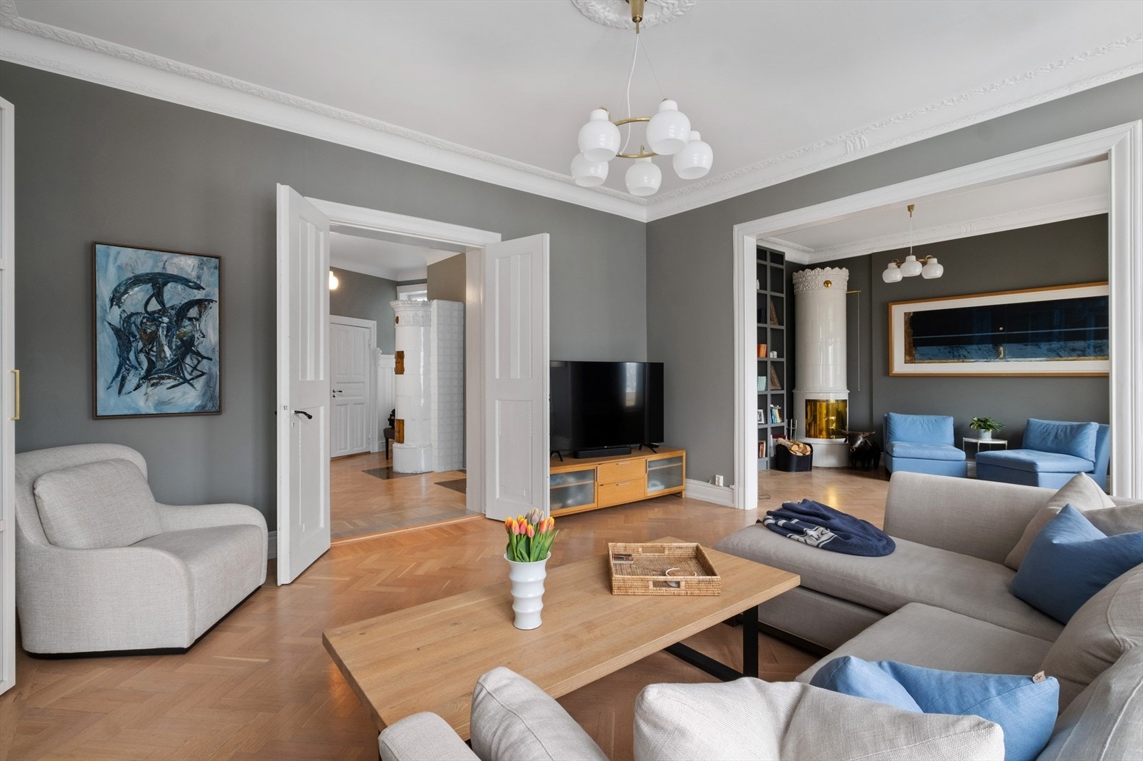 Gjennomgående flott fiskebensparkett i leiligheten utenom hovedsoverommet, samt generøs takhøyde på over 3m. Galleribilde