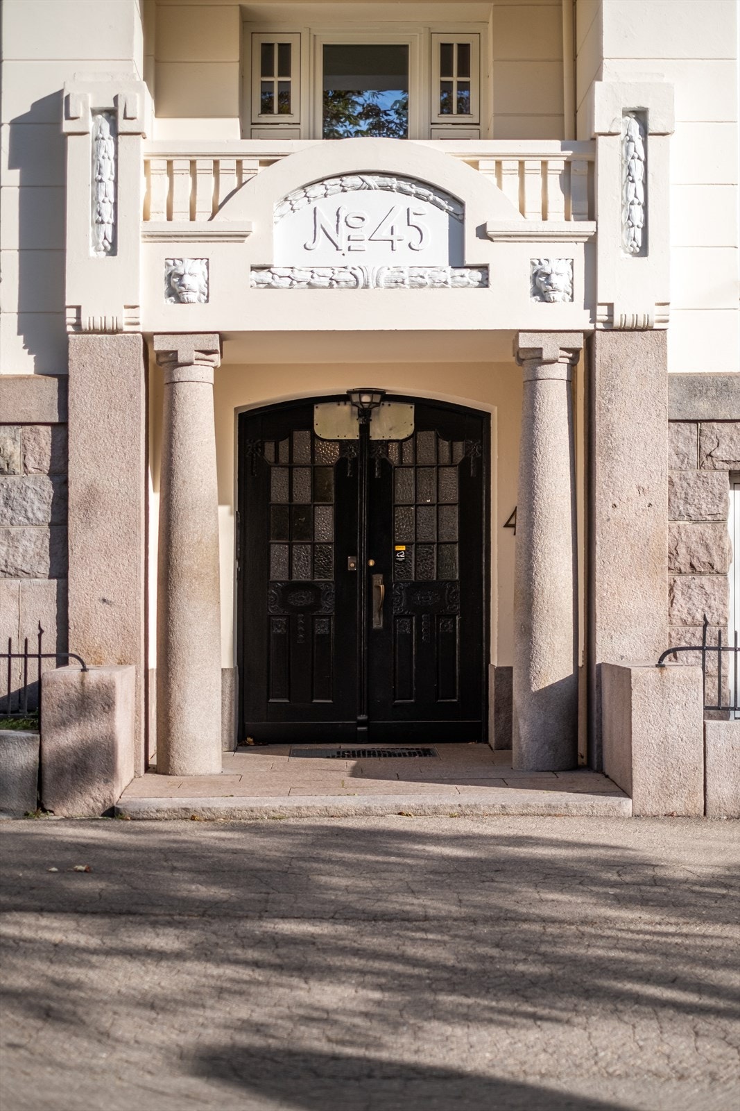 Hyggelig og representativt inngangsparti med flotte detaljer. Galleribilde