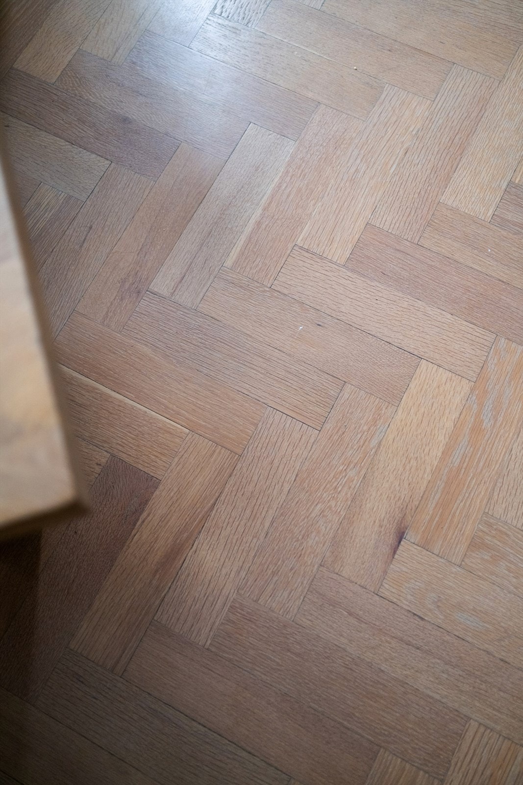 Nydelig fiskebensparkett i massiv eik. Galleribilde