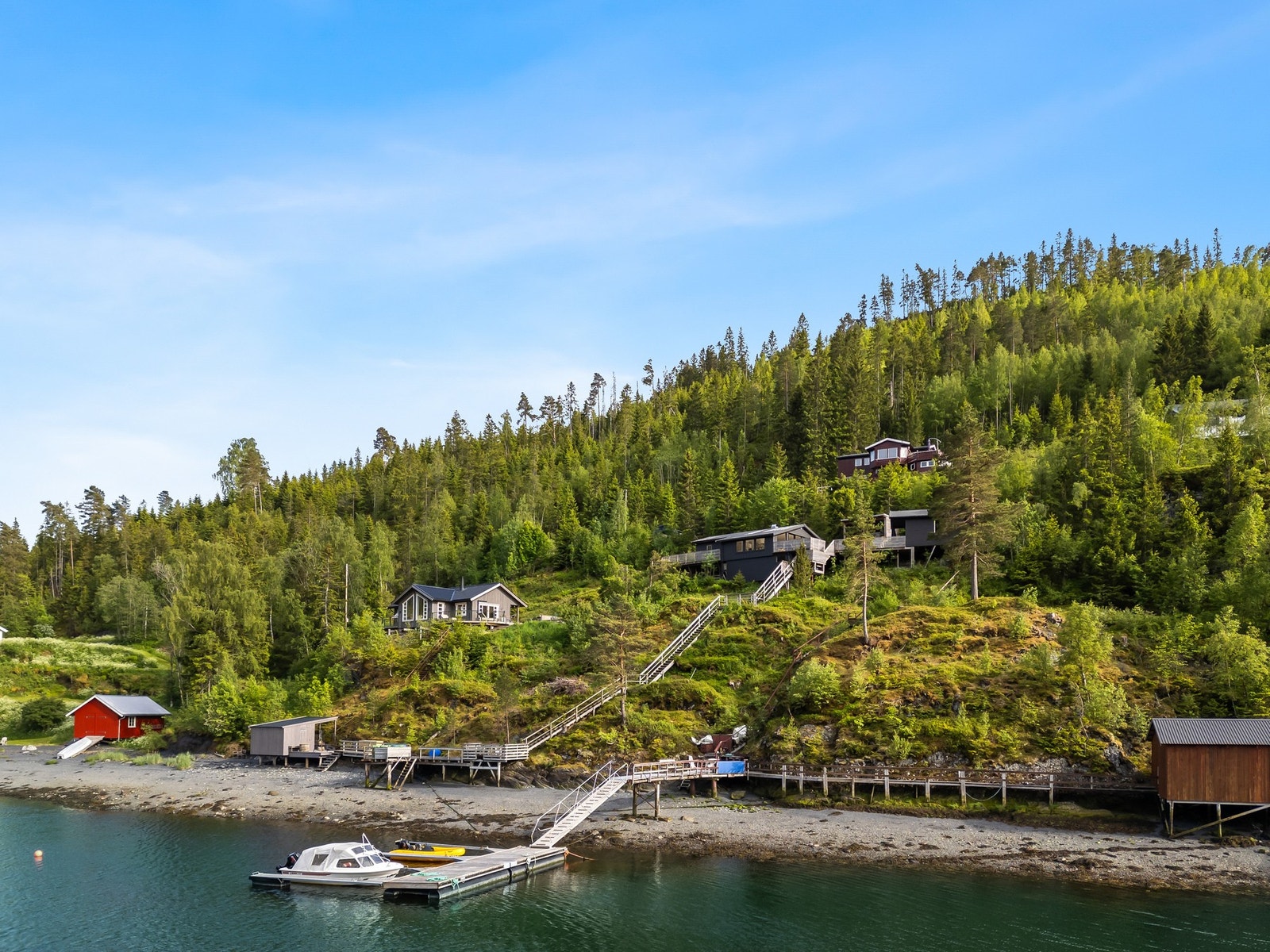 Trapp fra hytta ned til brygga Galleribilde