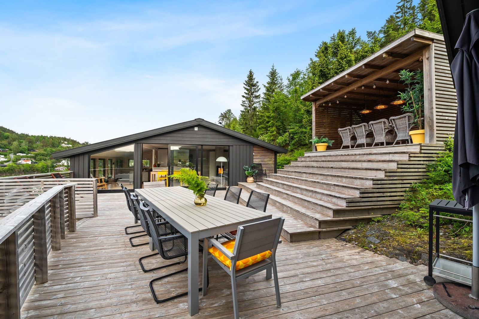 Hytta ligger fint til i terrengget Galleribilde