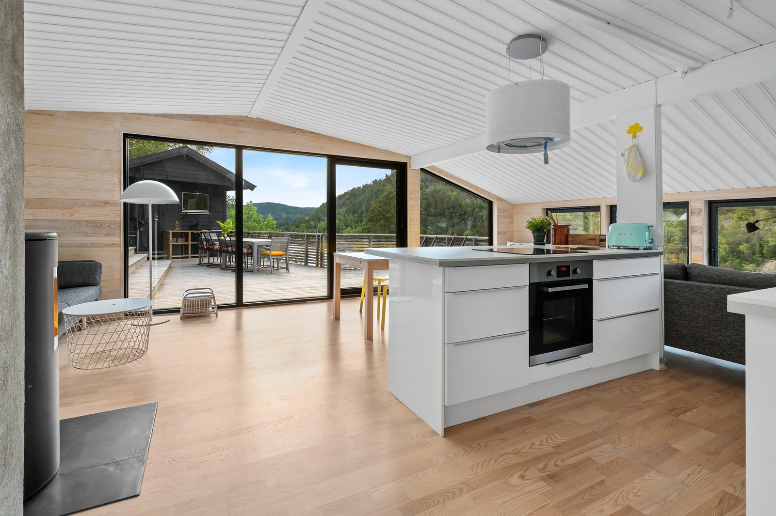 Hytta har svært mange vindusflater. Flere vinduer på hytta ble byttet i 2023. Galleribilde