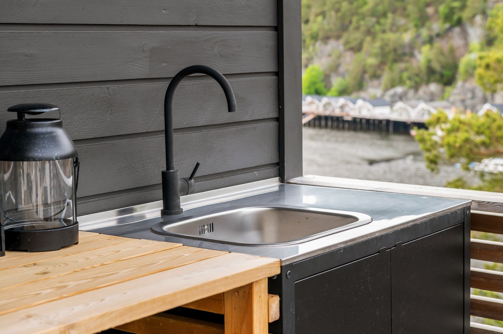 Ute er det laget et lite utekjøkken Galleribilde