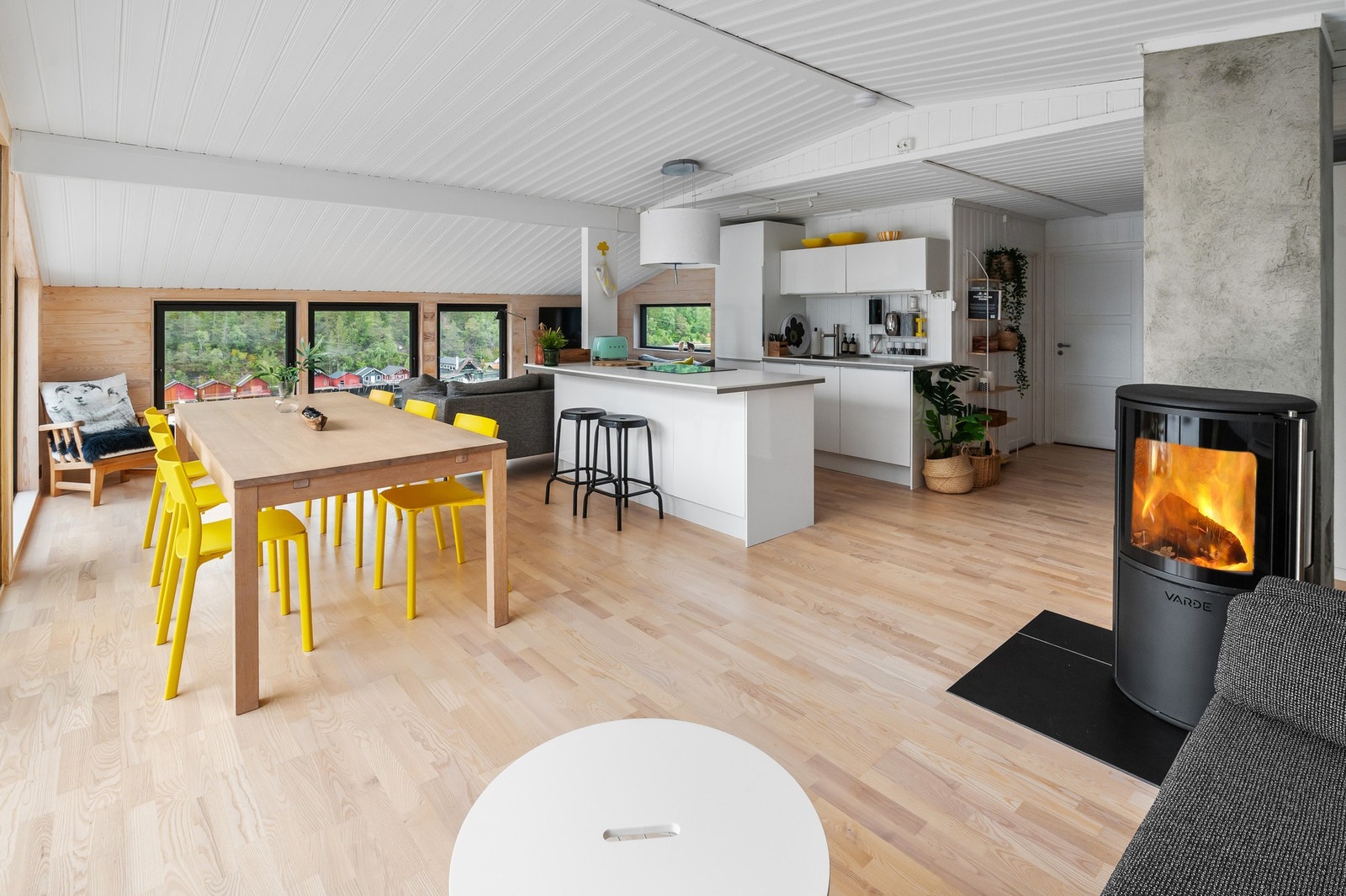 Åpen løsning og høy himling gir en svært luftig følelse Galleribilde