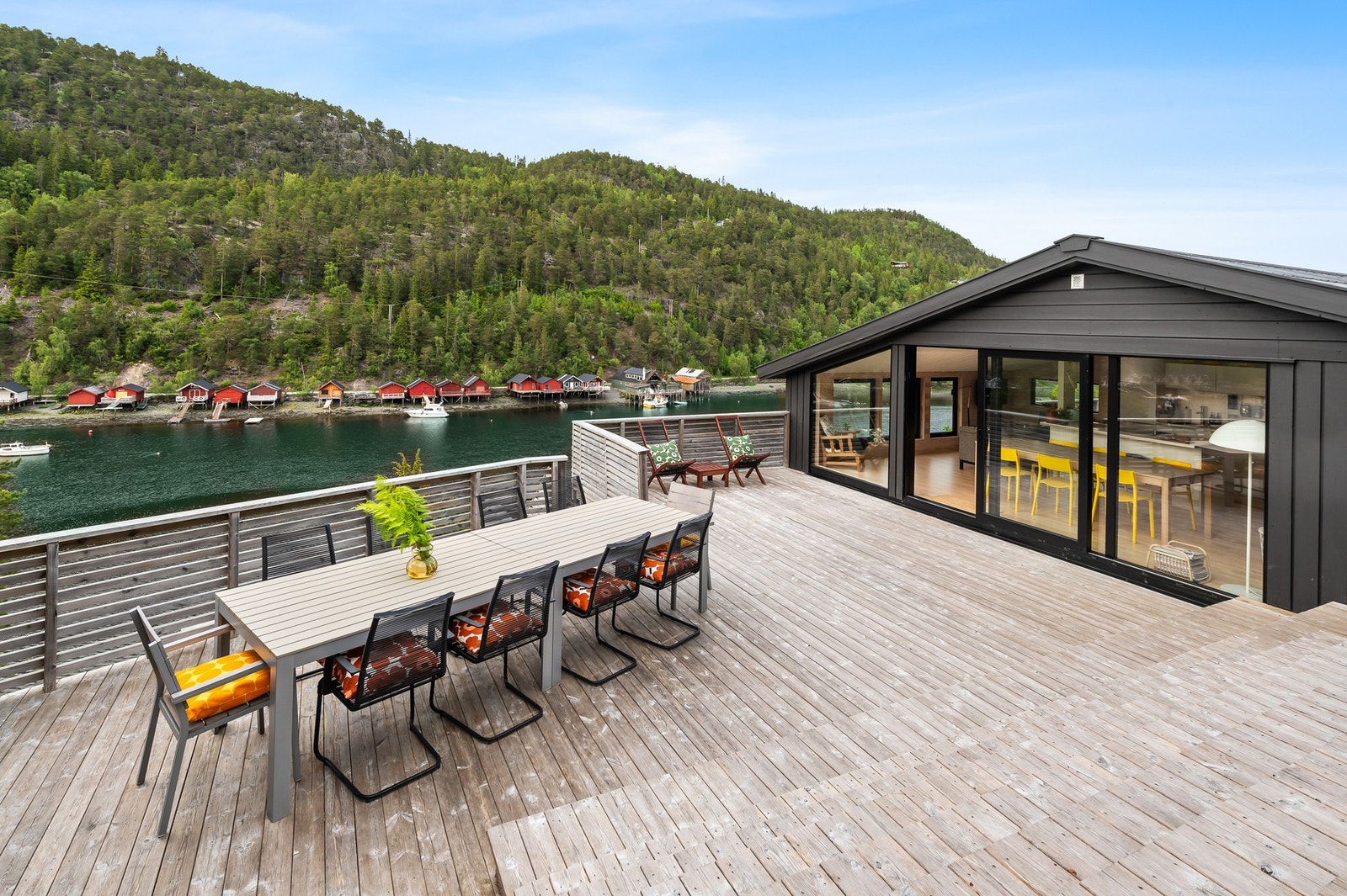 Utsikt over sjøen og naustene Galleribilde