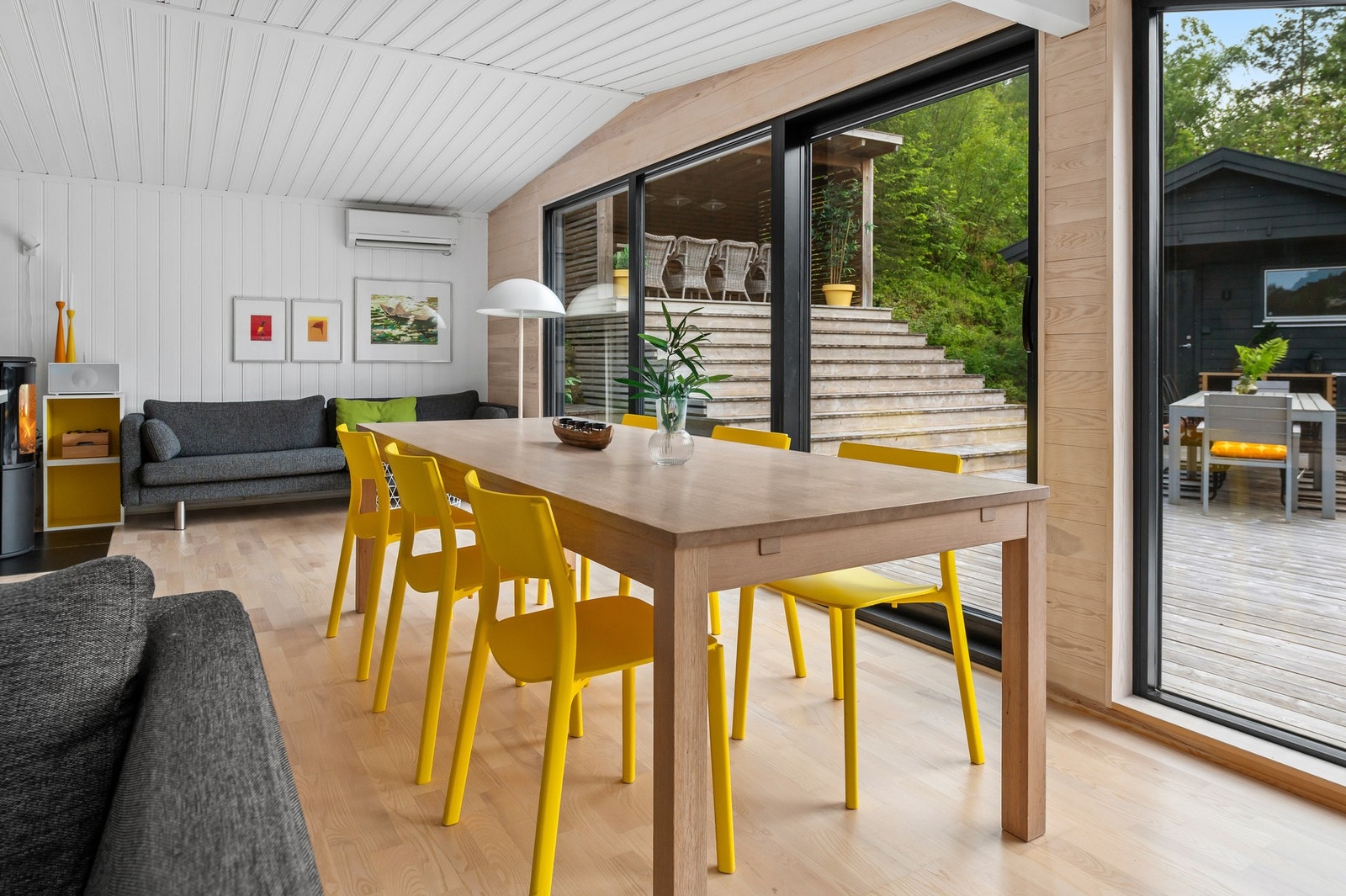 Utgang fra stue til svært romslig terrasse Galleribilde