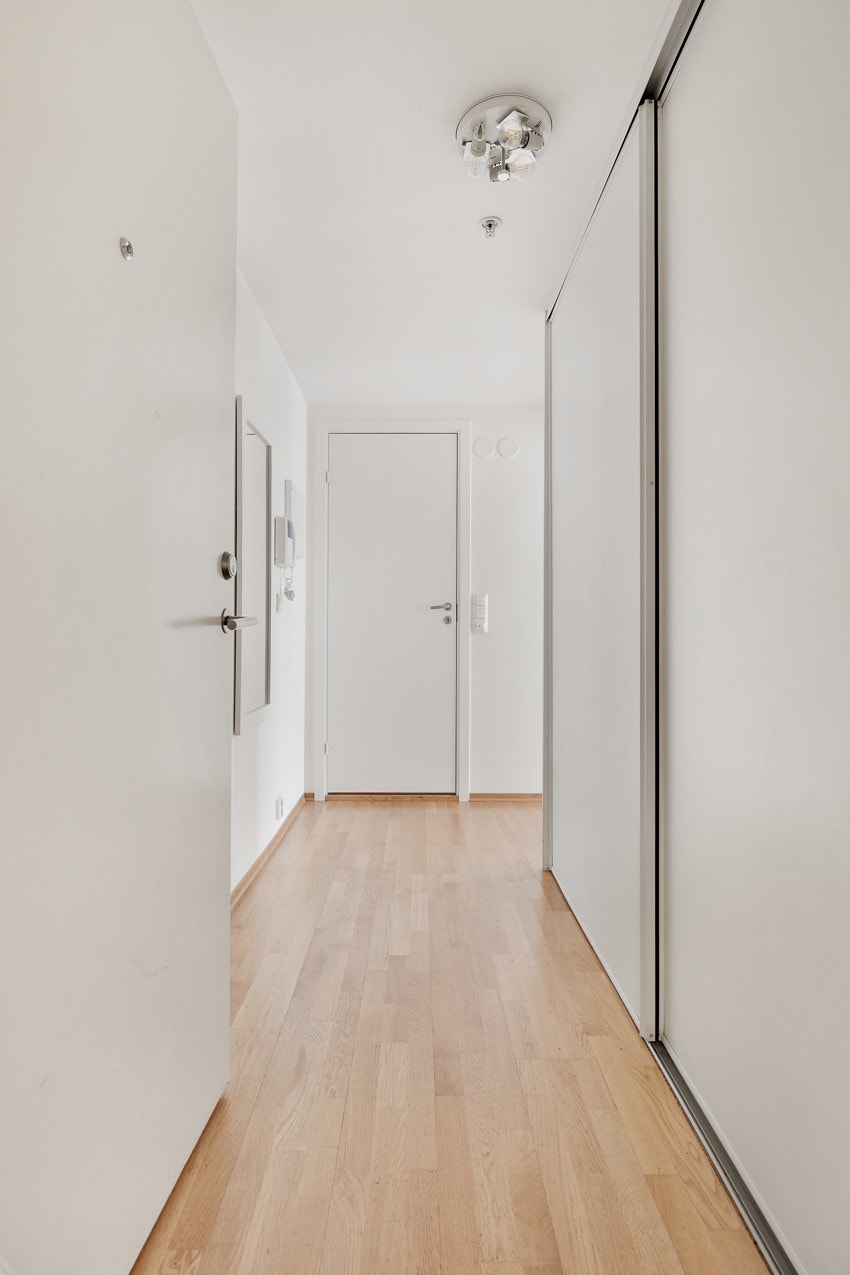 Velkommen inn! Gang med integrert garderobeskap Galleribilde