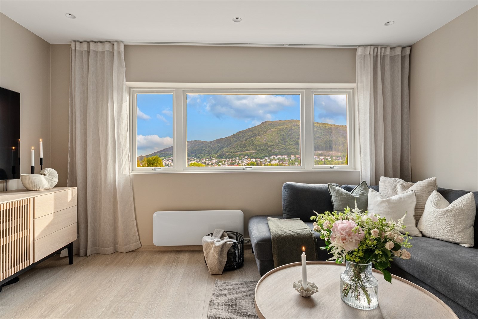 - Nyt fantastisk utsikt og solnedganger fra store vindusflater i sofakroken - Galleribilde