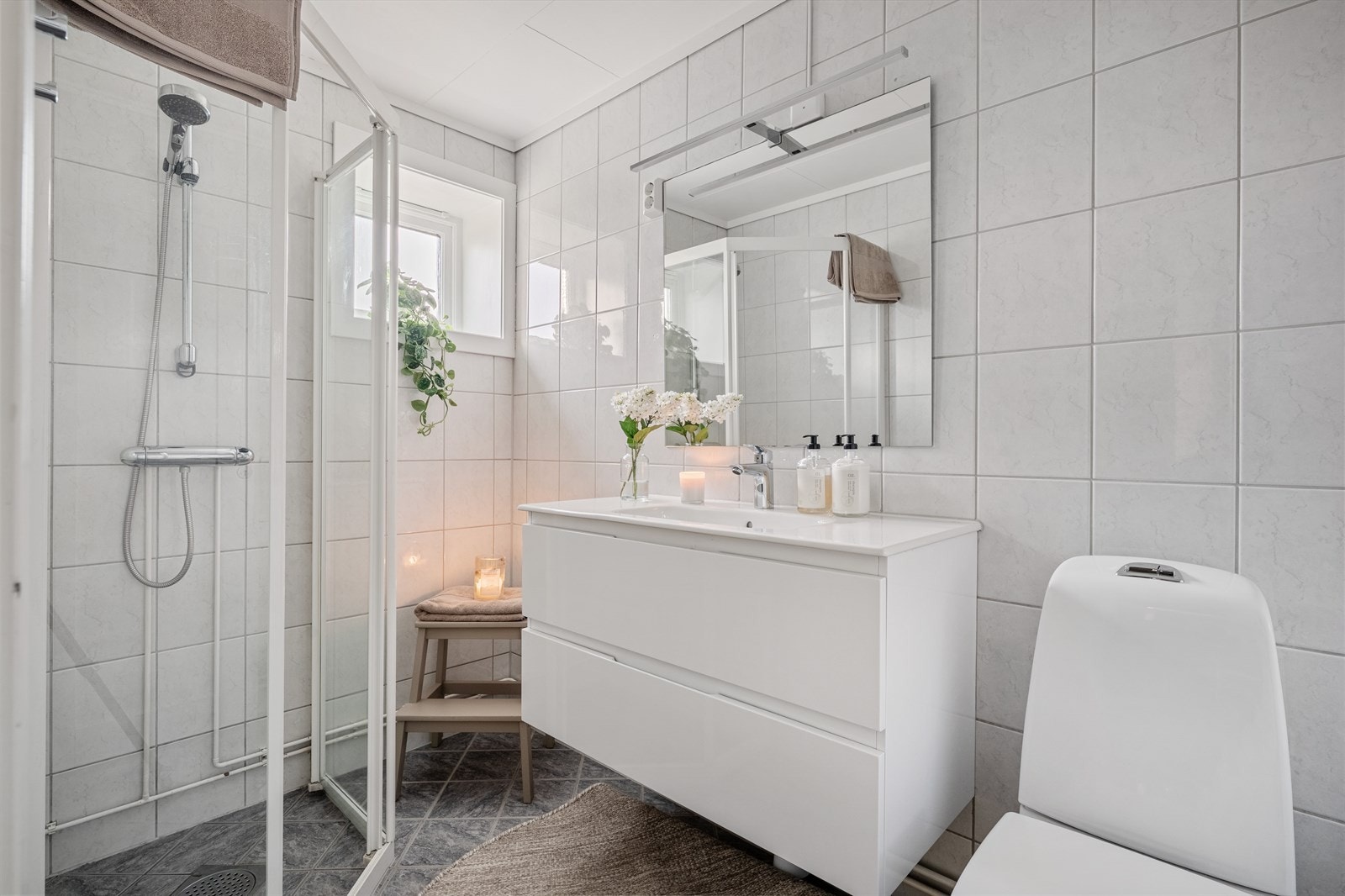 - Helfliset bad med behagelig varme i gulv - Galleribilde