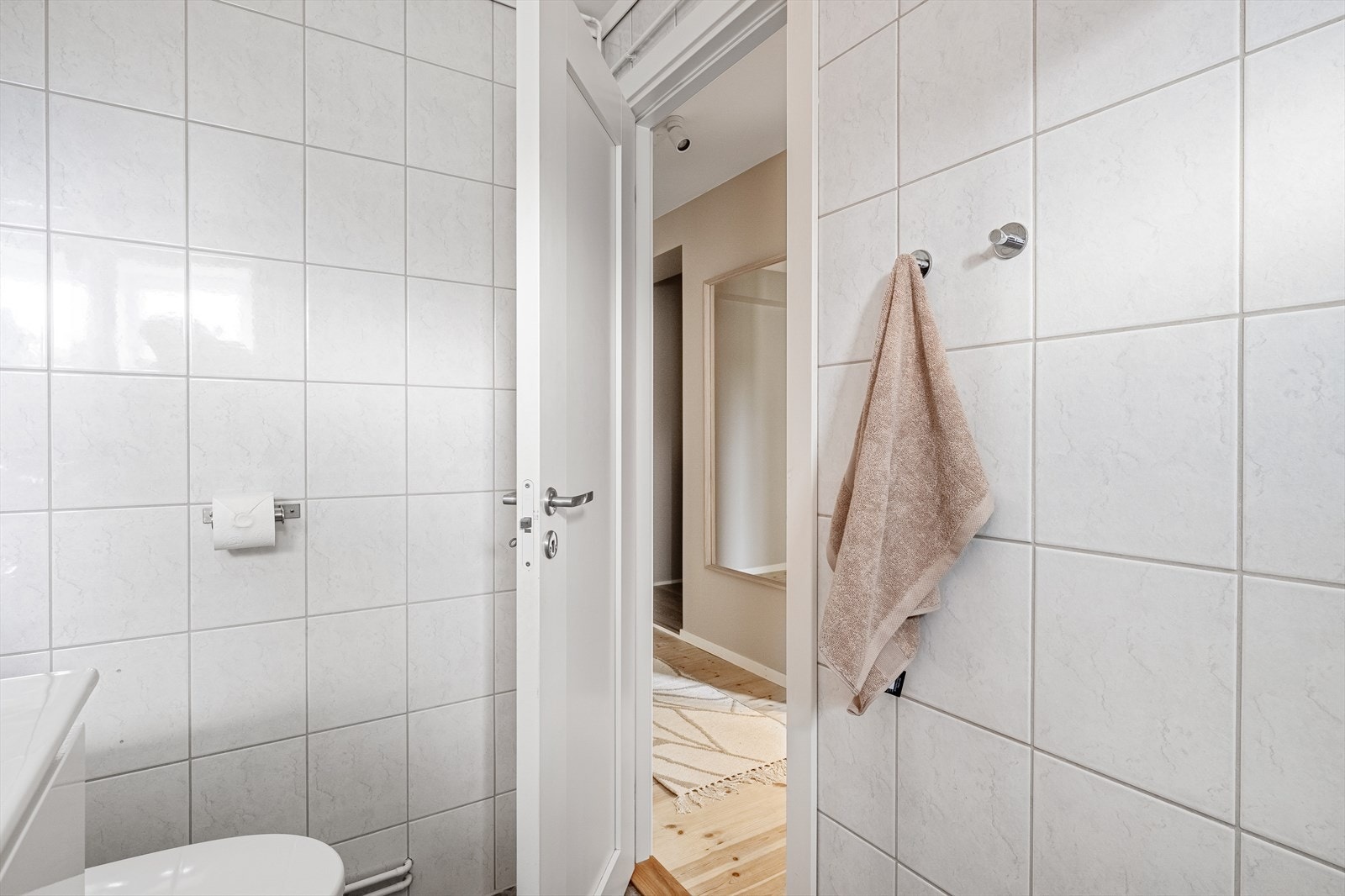 - Badet inneholder toalett, servant med skap og dusjhjørne - Galleribilde