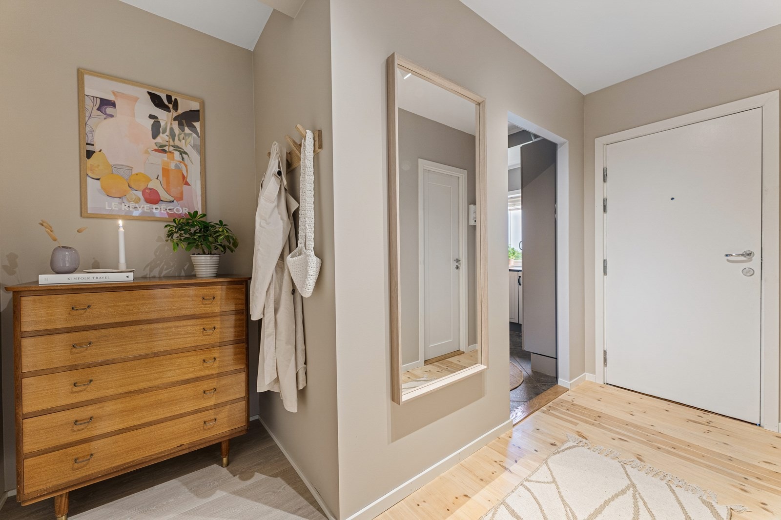 - Enten du kommer inn etter en travel dag eller går ut på nye eventyr, gir denne romslige gangen deg en følelse av velkomst og komfort - Galleribilde