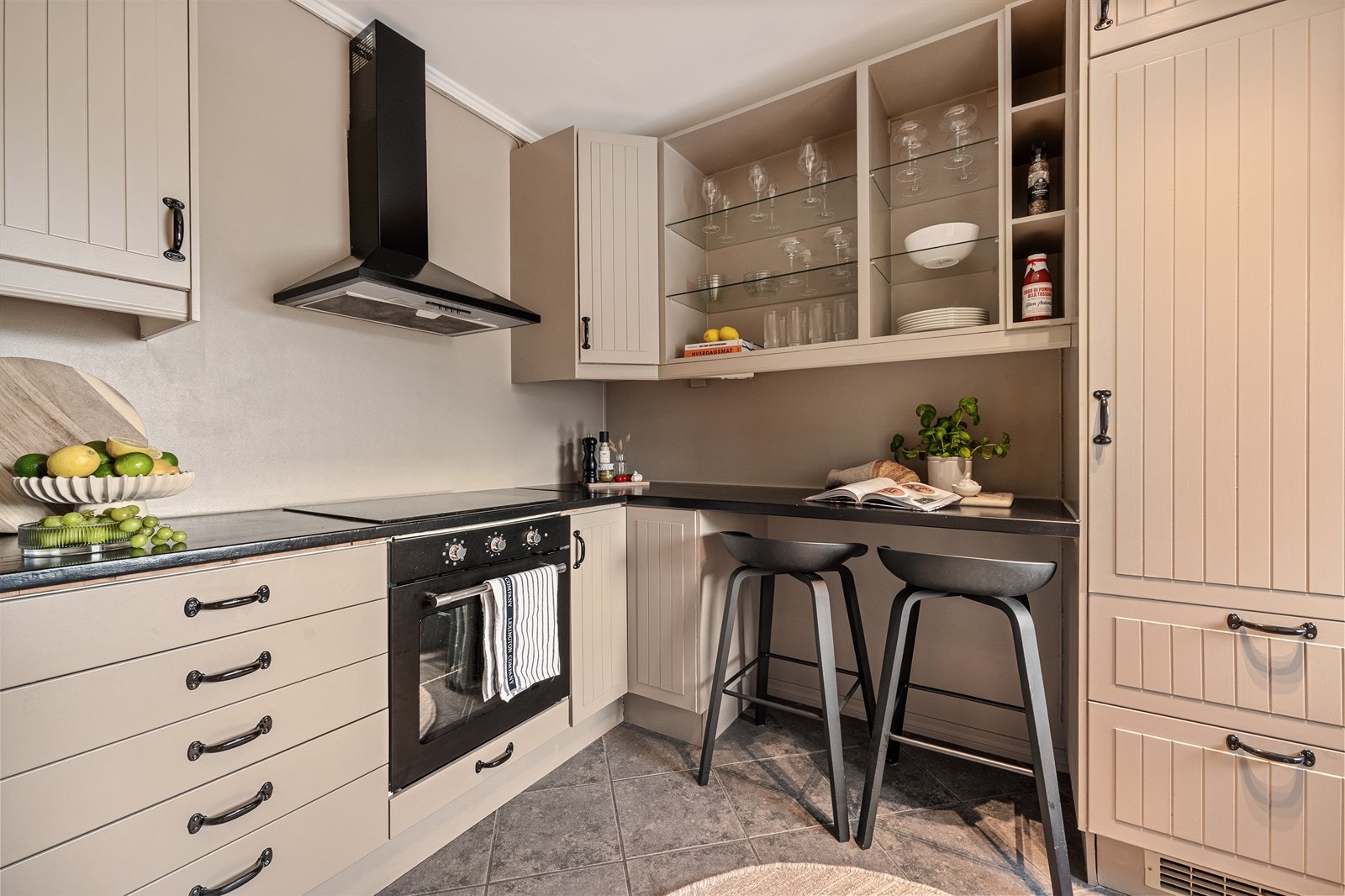 - Stilrent kjøkken med mørk benkeplate av laminat - Galleribilde