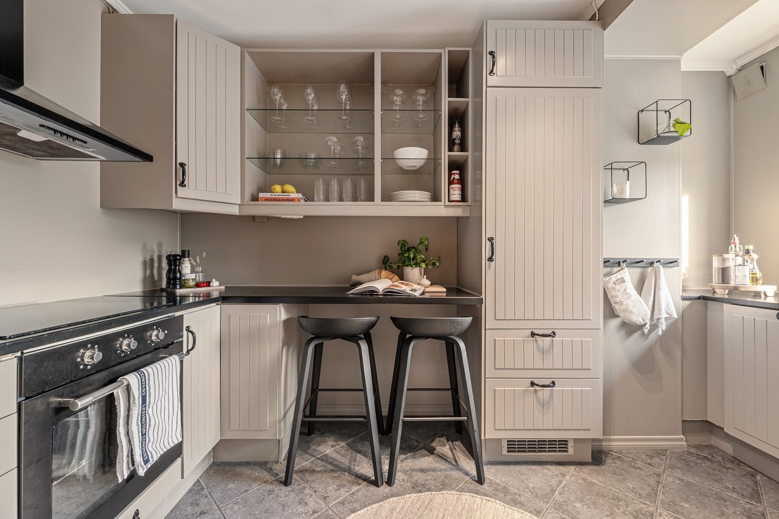 - Kjøkkenet måler 8,5 m² og har behagelig varme i gulv - Galleribilde