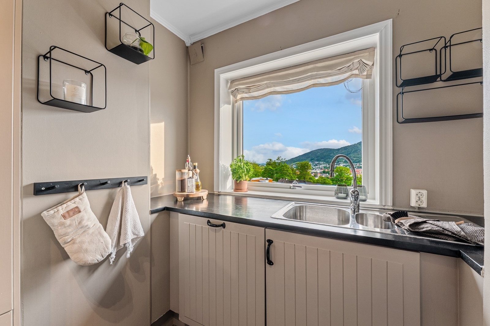 - God skap og benkeplass perfekt for deg som er glad i å lage mat + fantastisk fri utsikt - Galleribilde