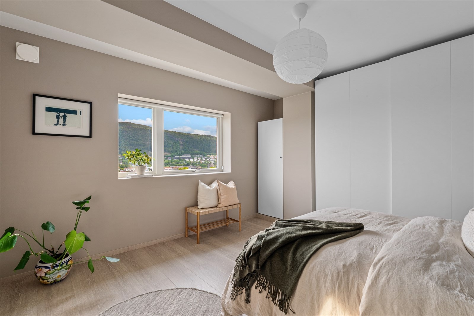 - Her har du god plass til oppbevaring av klær i skap og skuffer - Galleribilde