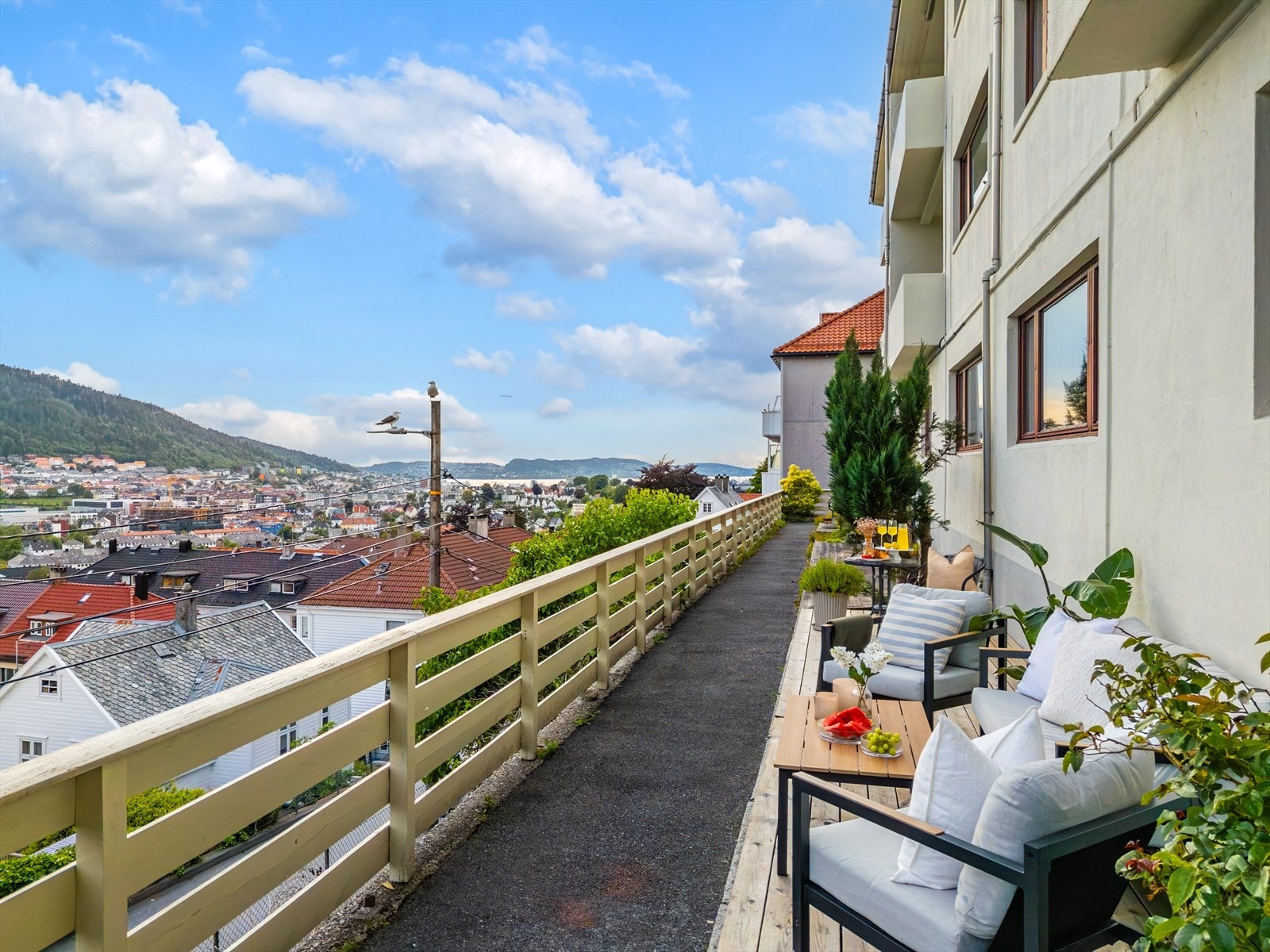 - Hyggelig uteplass med fantastisk utsikt over byen! - Galleribilde