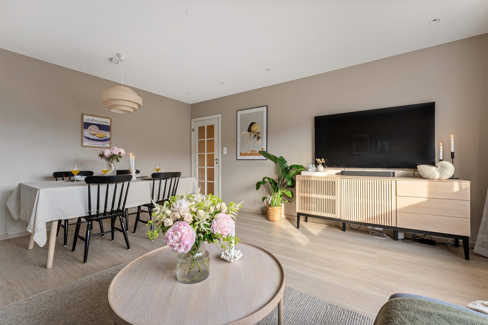 - Romslig og luftig stue på hele 21,70 m² - Galleribilde