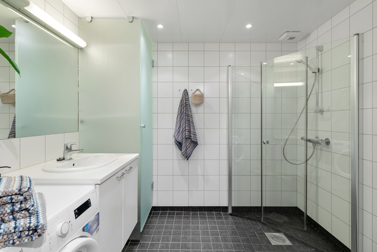 Romslig flislagt bad med gulvvarme Galleribilde