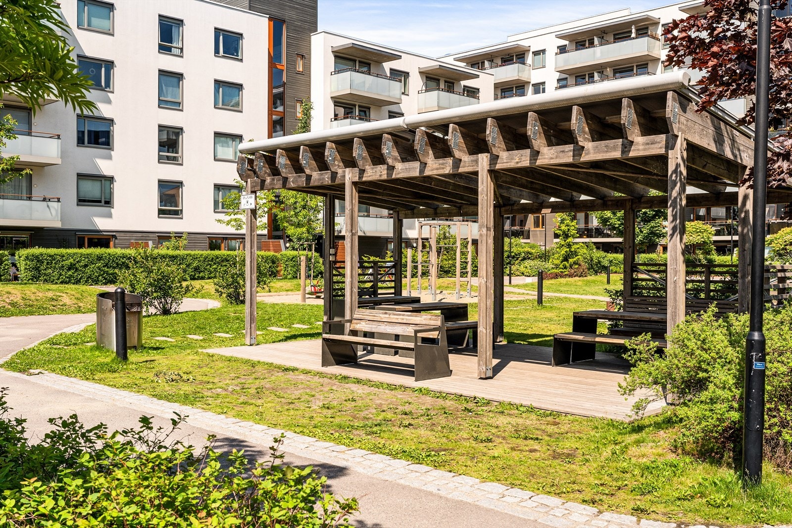 Flere sittegrupper, plen og beplantning samt lekeplass Galleribilde