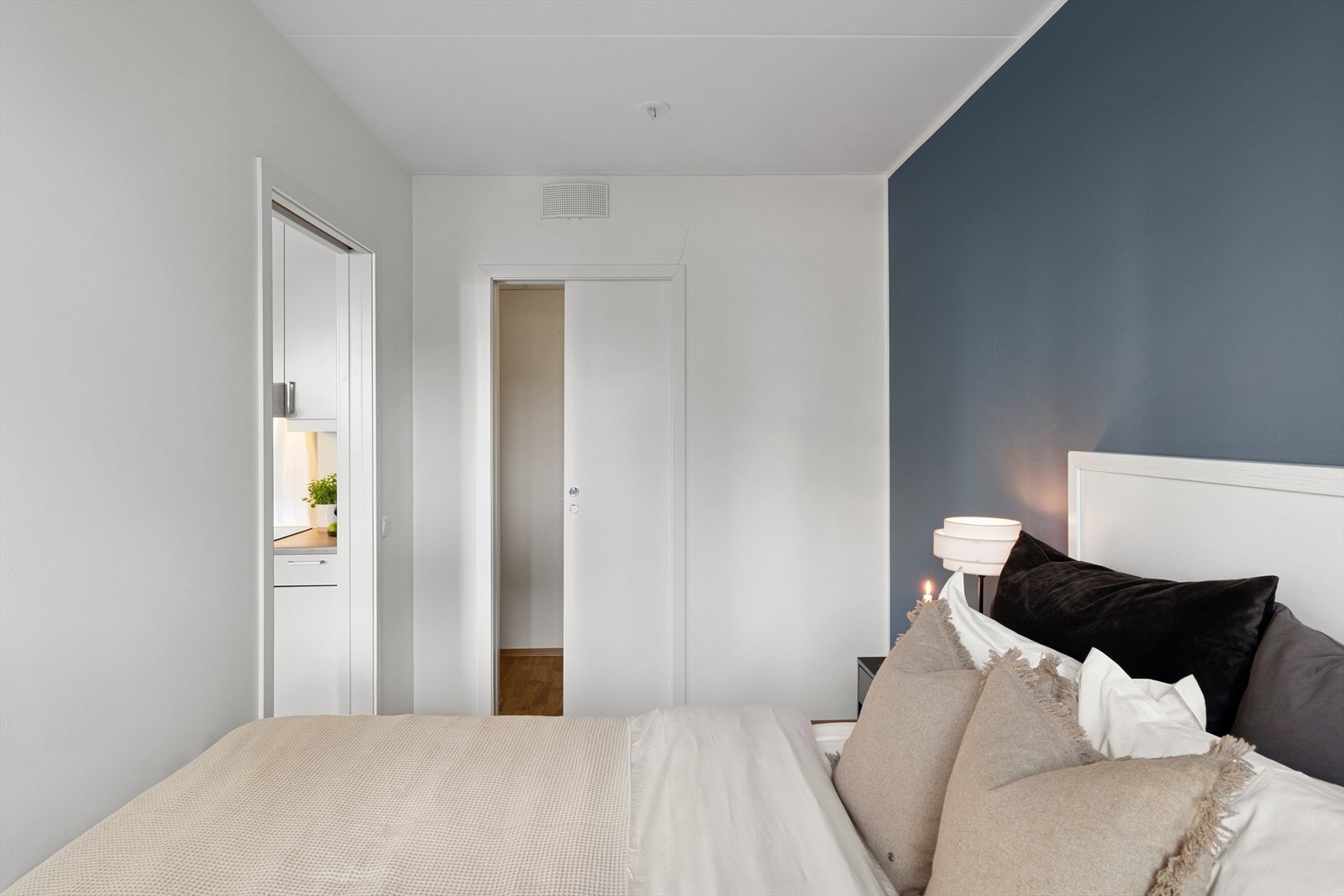 Walk-in garderobe i tilknytning soverommet Galleribilde