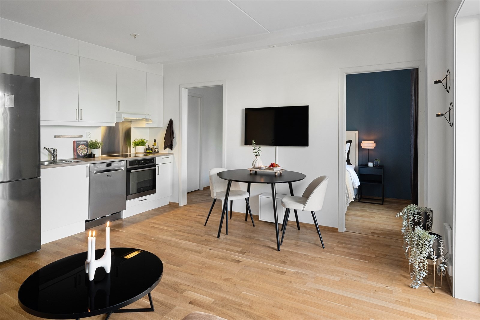 Fra stuen er det inngang til soverommet fra to sider Galleribilde