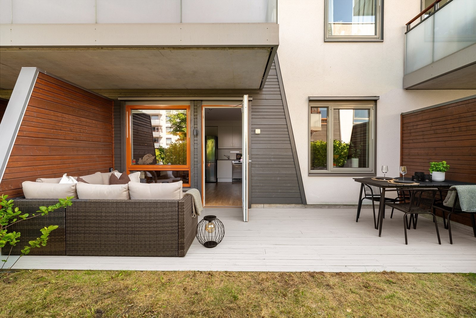 En romslig 2-roms med en skjermet og solrik uteplass - privat markterrasse på 14m² m/ hageparsel Galleribilde