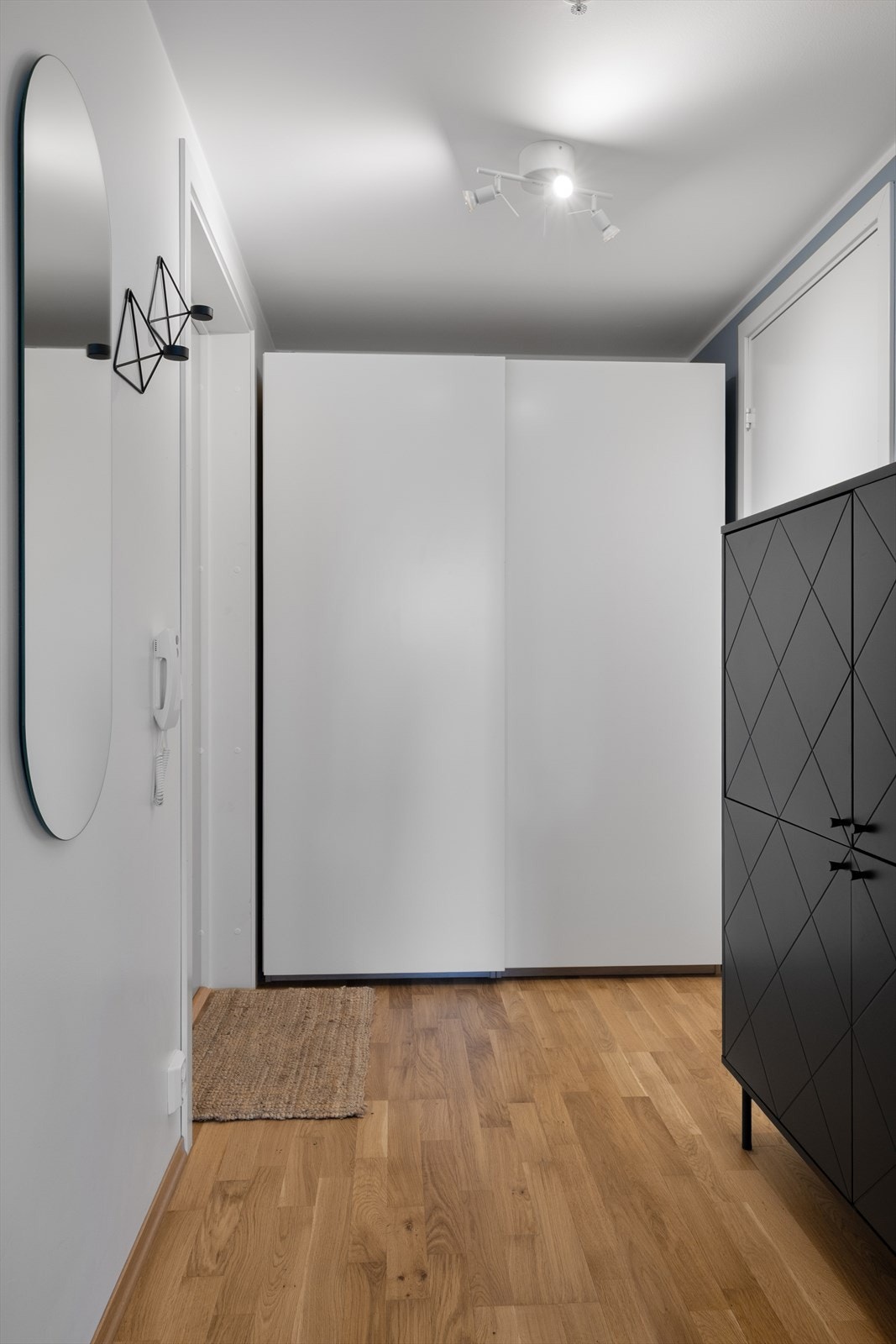 Entréen er luftig med god plass til garderobeskap for sko og klesavheng Galleribilde