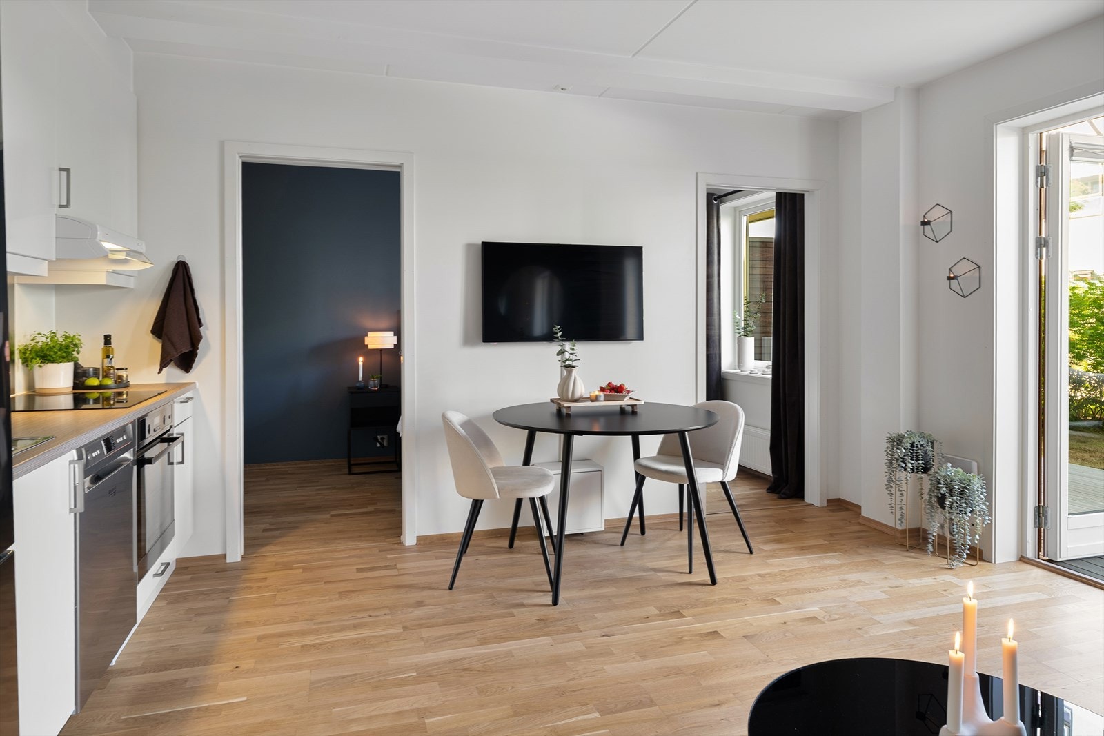 I stuen er det god plass til både sofa og spisebord Galleribilde