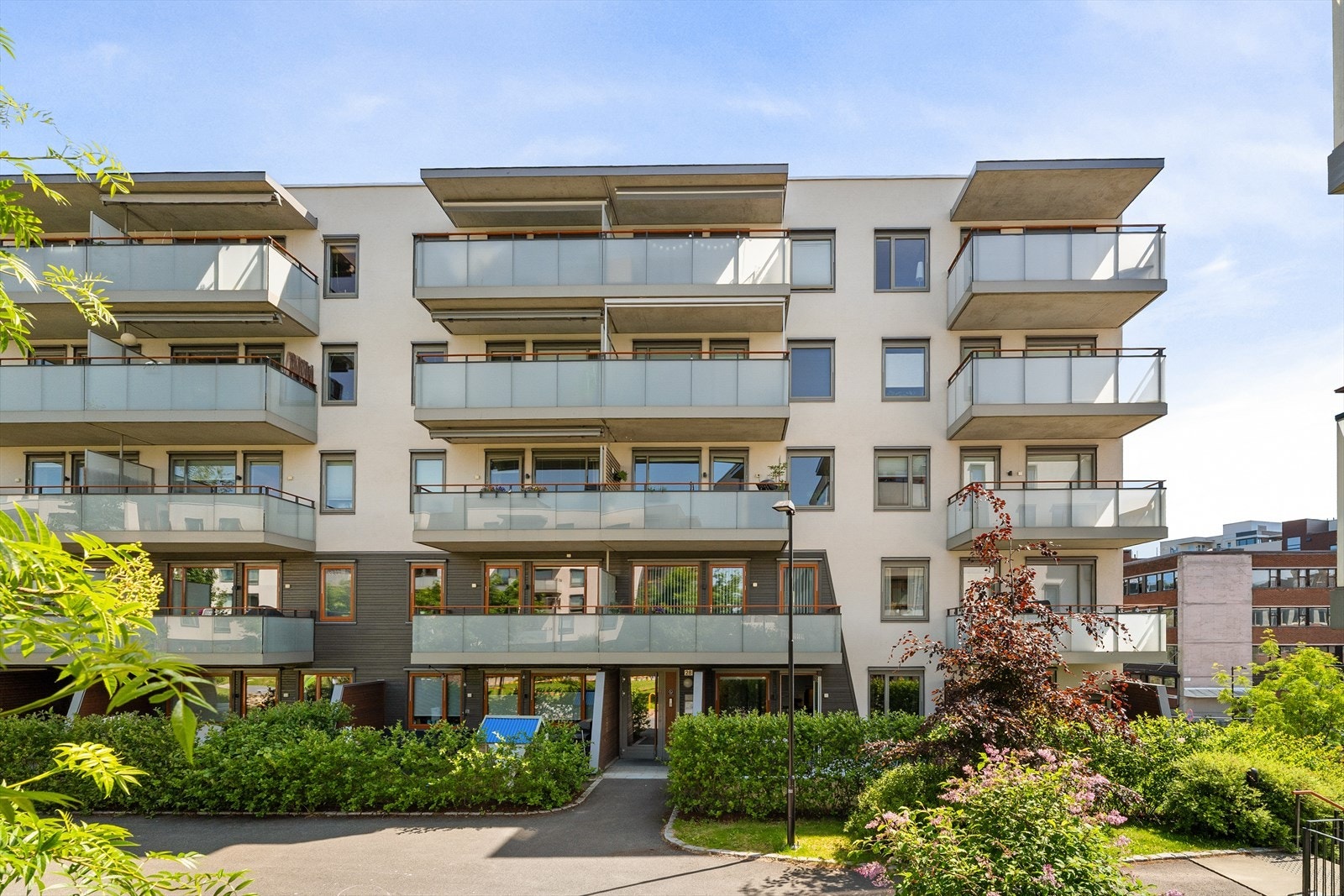 Moderne leilighetskompleks fra 2016. Populært borettslag med flotte parkmessige fellesområder Galleribilde