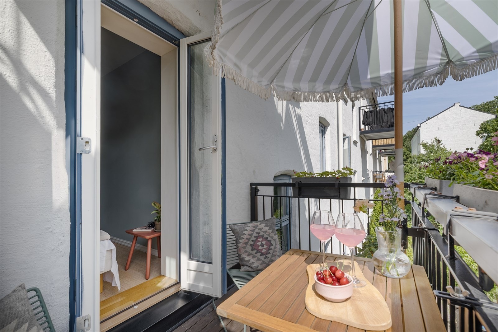 En gjennomgående og delikat 4-roms pusset opp i 2010 i 3. etasje med balkong Galleribilde