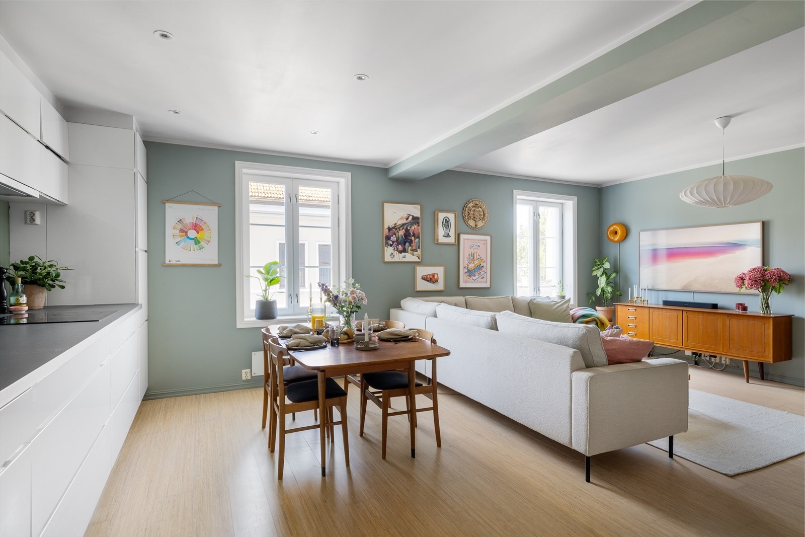 Veggene er malt i en behagelig farge som står i stil med parkettgulvet Galleribilde