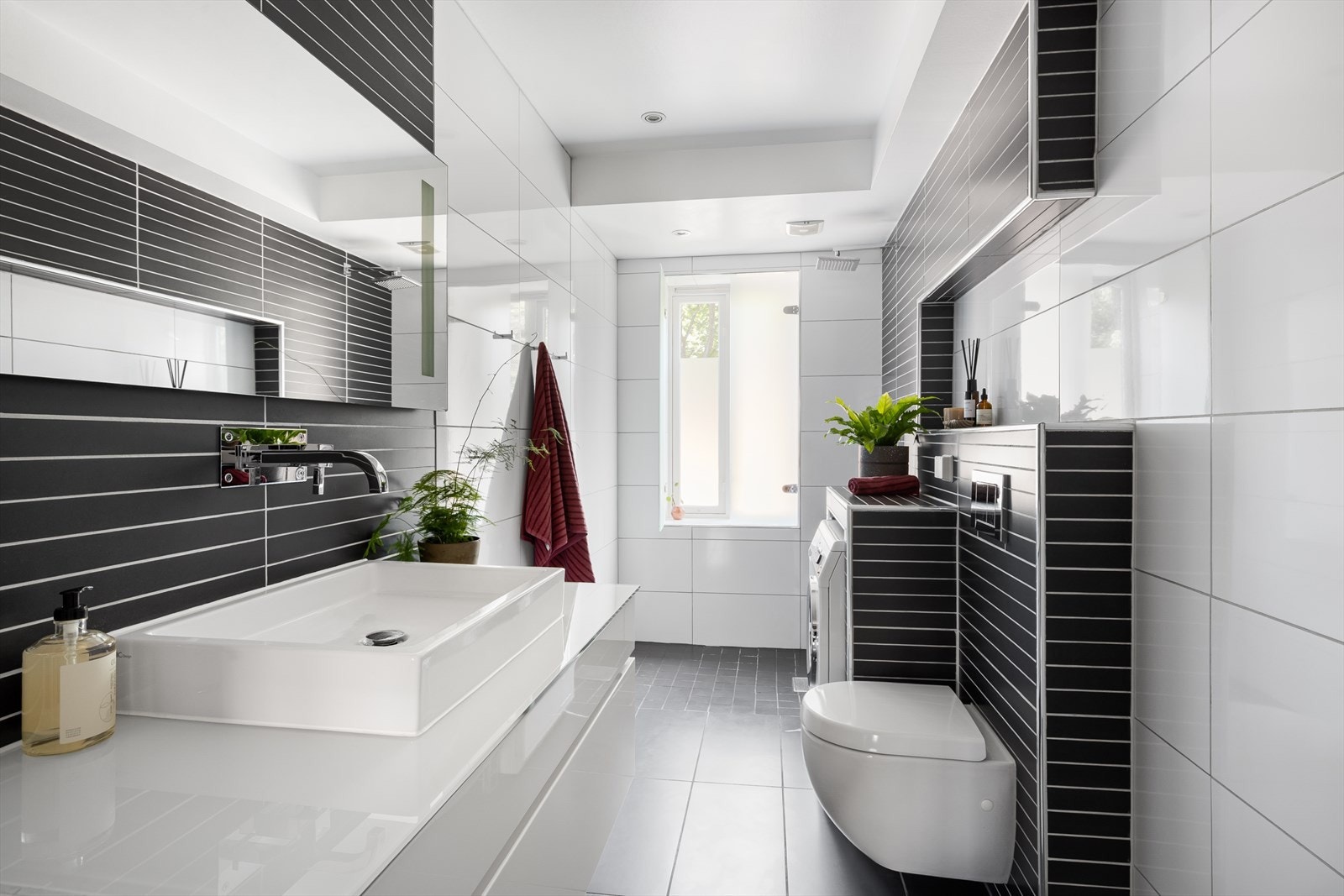 Delikat, flislagt bad fra 2010 med gulvvarme og downlights i taket Galleribilde